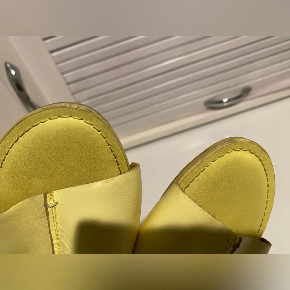 GAP Women’s Yellow Slide Sandals - Casual Leather Slip-Ons Leather 7.5 💛